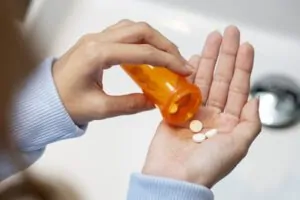 Mulher segurando remédio para febre