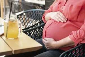 Mulher grávida querendo saber se grávida pode comer sushi