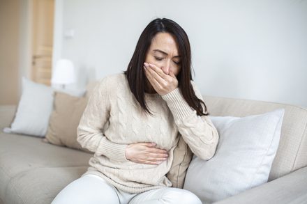 Mulher ao acordar com vontade de vomitar