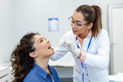 Mulher sendo examinada