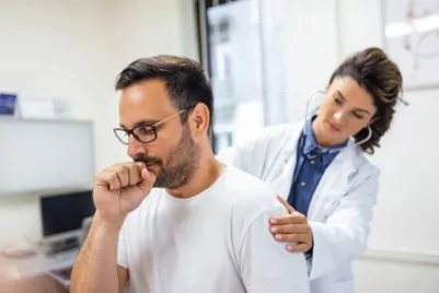 Homem em consulta por causa da tosse com sangue