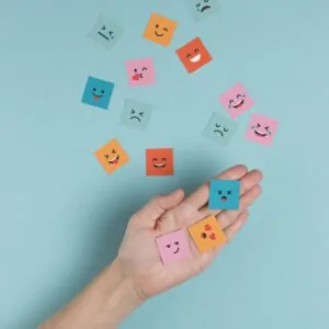 Pessoa representando instabilidade emocional com cards