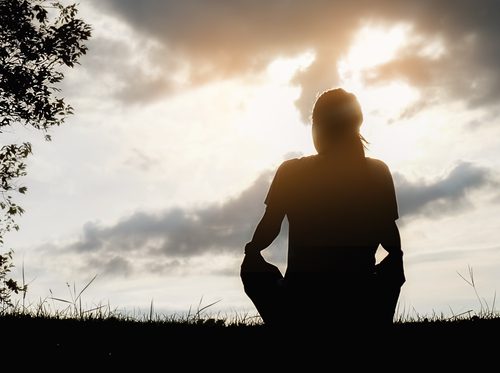 Mulher meditando se questionando se depressão tem cura