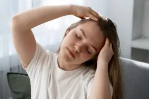 Mulher coçando cabeça