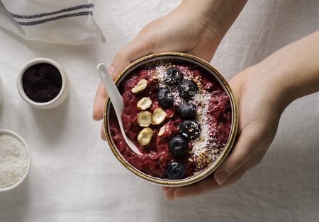 Mulher segurando açaí dá cólica no bebê