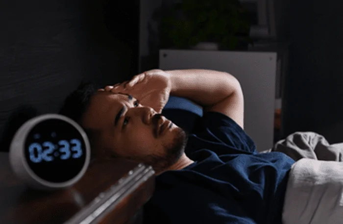 Homem passando a noite em claro