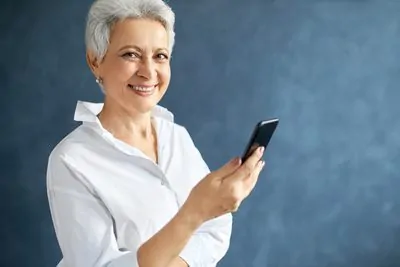 Mulher com telefone na mão