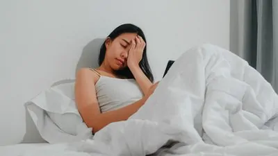 Mulher ao acordar com mal-estar e enjoo