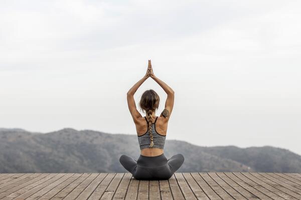 mulher meditando