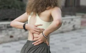 mulher com dor nas costas