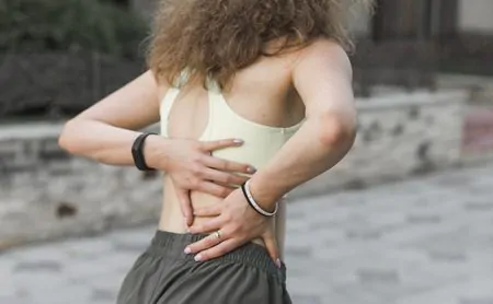 mulher com dor nas costas