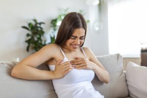 Mulher com dor nos seios