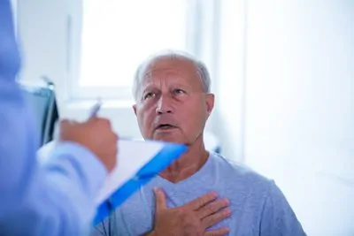 Homem em consulta para saber como evitar AVC e infarto