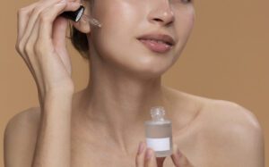 mulher aplicando sérum