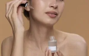 mulher aplicando sérum