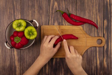 Mulher grávida cortando a pimenta