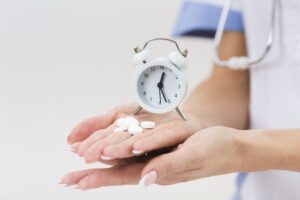 Mulher segurando relógio remédios