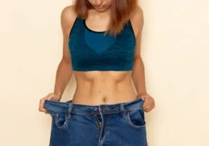 Mulher querendo saber quando a perda de peso é preocupante