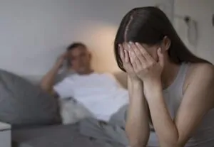 Uma mulher sofrendo com dependência emocional