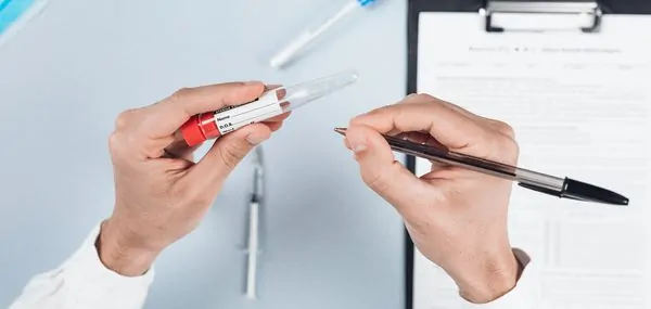 médico anotando resultado do exame