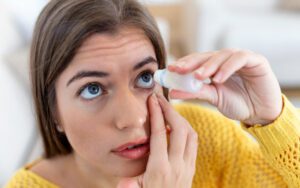 Mulher aprendendo como tirar cisco do olho com soro