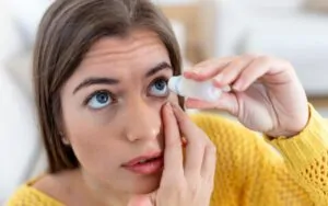 Mulher aprendendo como tirar cisco do olho com soro