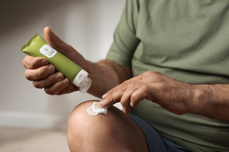 homem usando pomada para coceira