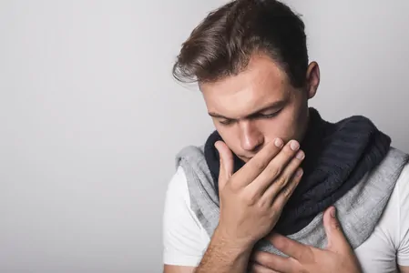 Homem precisando descobrir quando o soluço é perigoso