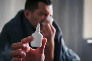 Homem usando remédio caseiro para sinusite