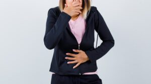 mulher com sintomas de refluxo