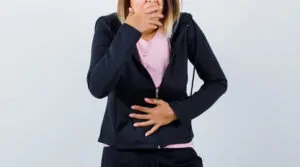 mulher com sintomas de refluxo