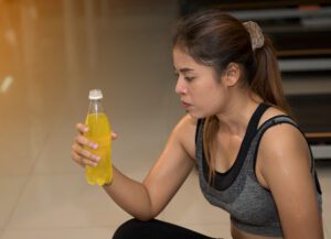 mulher segurando energético faz mal