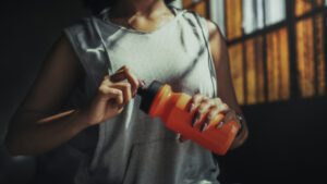 mulher bebendo energético