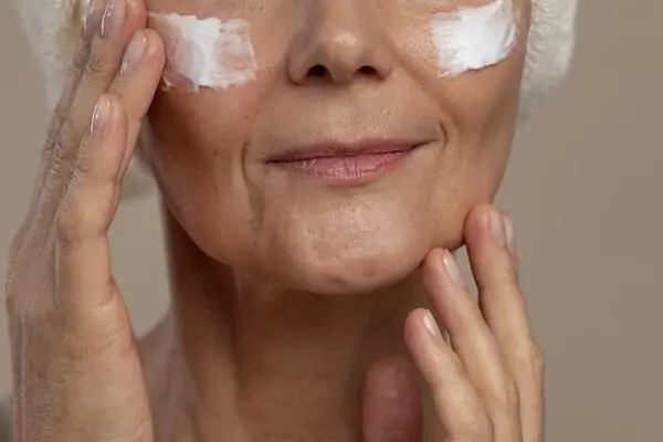 mulher usando creme para rugas