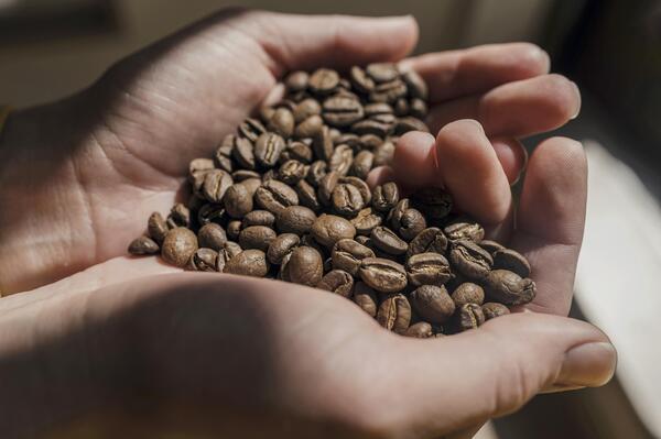 Pessoa segurando café faz mal?