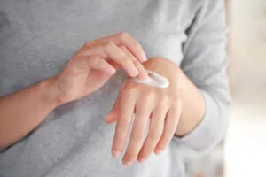 Mulher aplicando Nebacetin