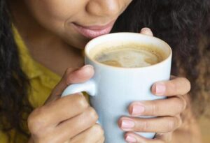 Mulher querendo substituir o café