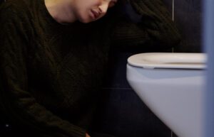 Pessoa querendo saber se vomitar bile é perigoso