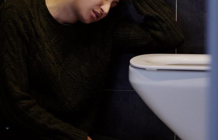 Pessoa querendo saber se vomitar bile é perigoso