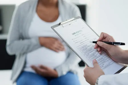 Mulher descobrindo o que é reagente na gravidez
