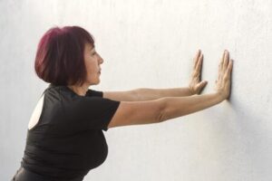 Mulher fazendo pilates na parede