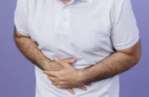 Homem com sintomas de problema do fígado