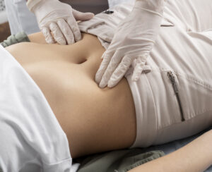 Mulher sendo examinada para cirurgia de vesícula