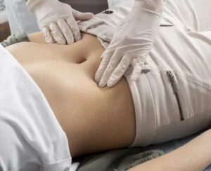 Mulher sendo examinada para cirurgia de vesícula