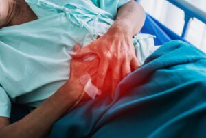 Homem precisando fazer cirurgia de apendice