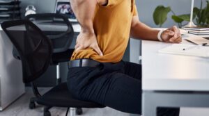 Homem precisando de medicamento para lombalgia