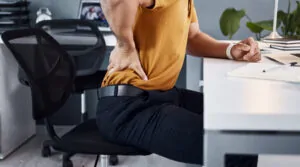 Homem precisando de medicamento para lombalgia