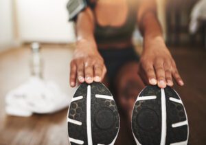 Mulher fazendo pré treino hiiit para iniciantes