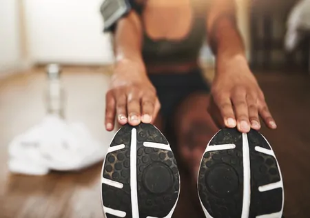 Mulher fazendo pré treino hiiit para iniciantes