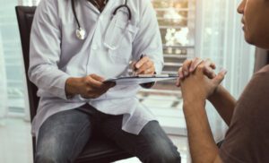 médico relatando ao paciente doenças mais comuns